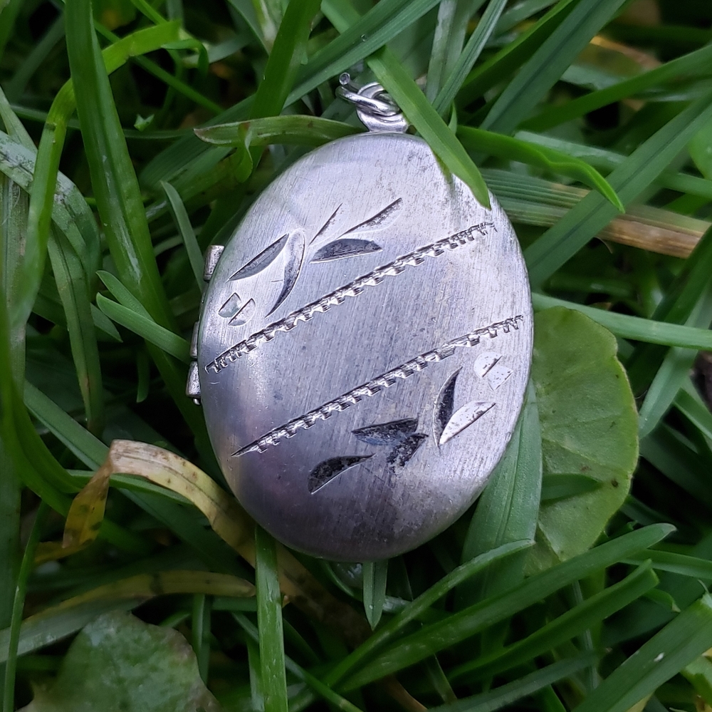 Vintage 1930-40's Sterling Silver Hand-Etched Art Deco Locket